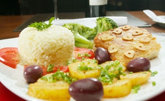 No restaurante Villa Bella é possível degustar o tradicional bacalhau. Acompanha arroz, batatas coradas, legumes e azeitonas pretas